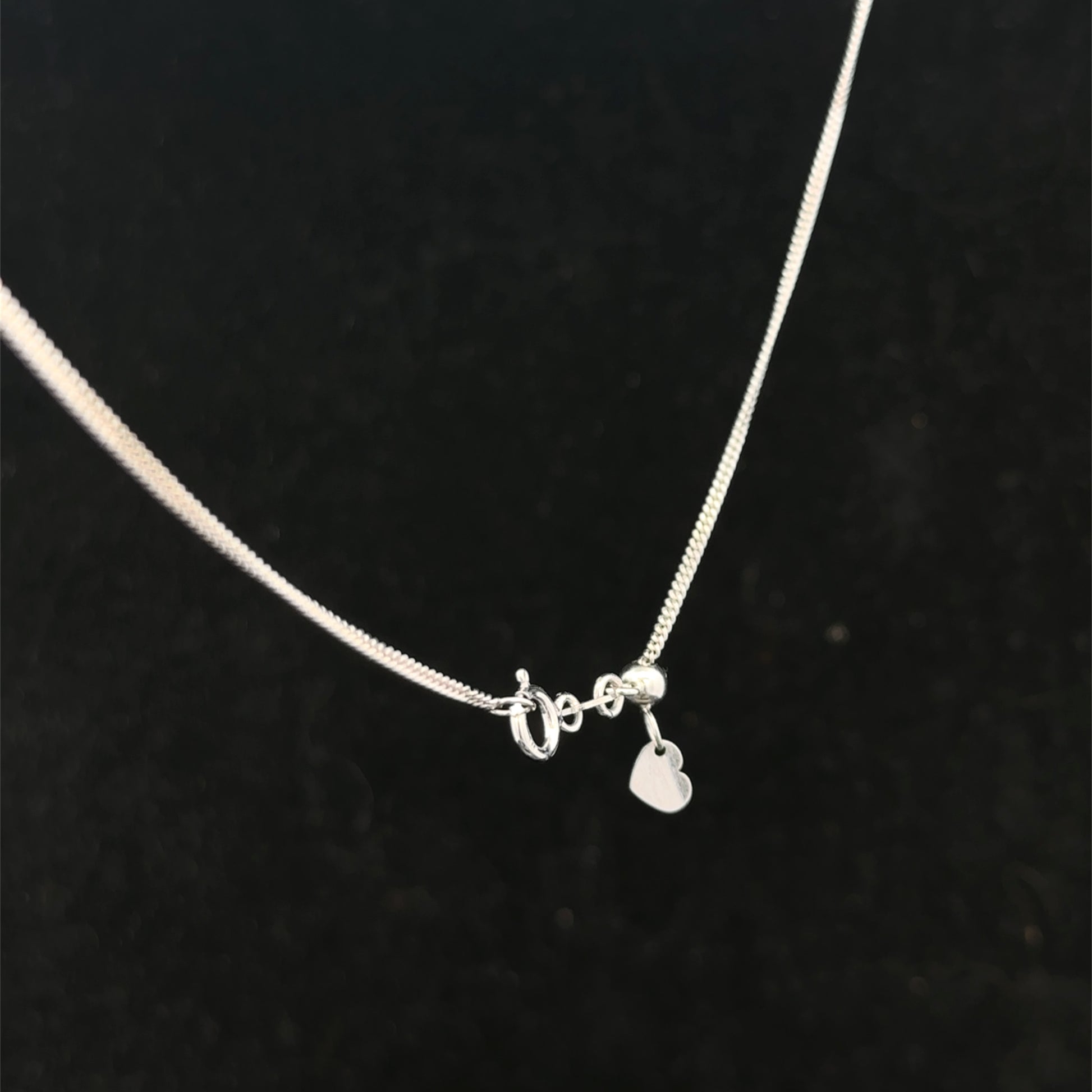 9ct white gold chain by Reeves and Sons, weighing 2.7g, with a detailed close-up of the elegant jewelry chain design.