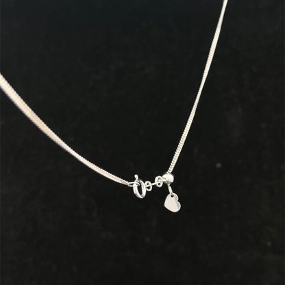9ct white gold chain by Reeves and Sons, weighing 2.7g, with a detailed close-up of the elegant jewelry chain design.