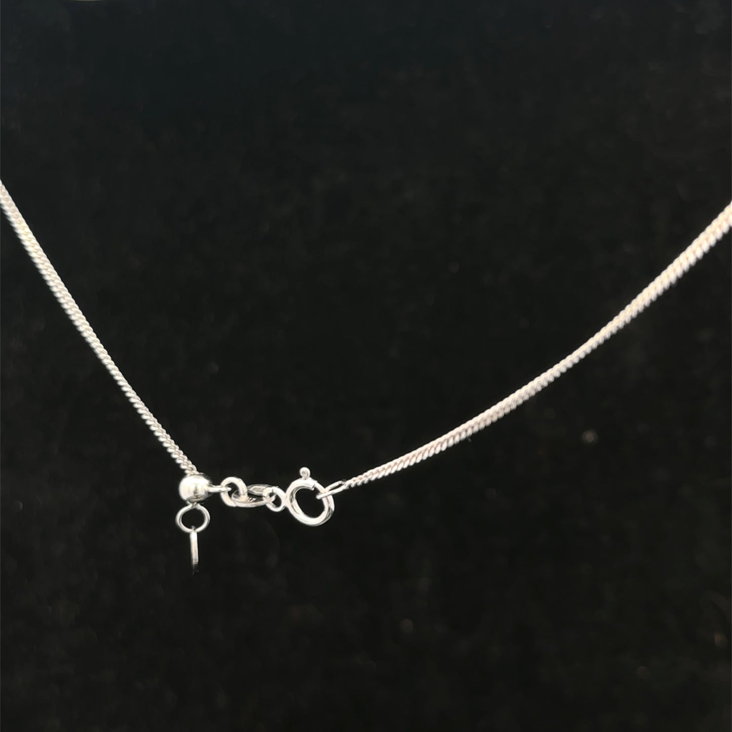9ct white gold chain weighing 2.7g, featuring a delicate link design, by Reeves and Sons.