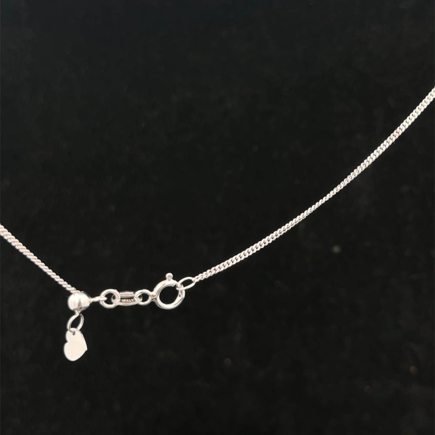 9ct white gold chain weighing 2.7g with a polished finish, featuring a classic link design by Reeves and Sons.