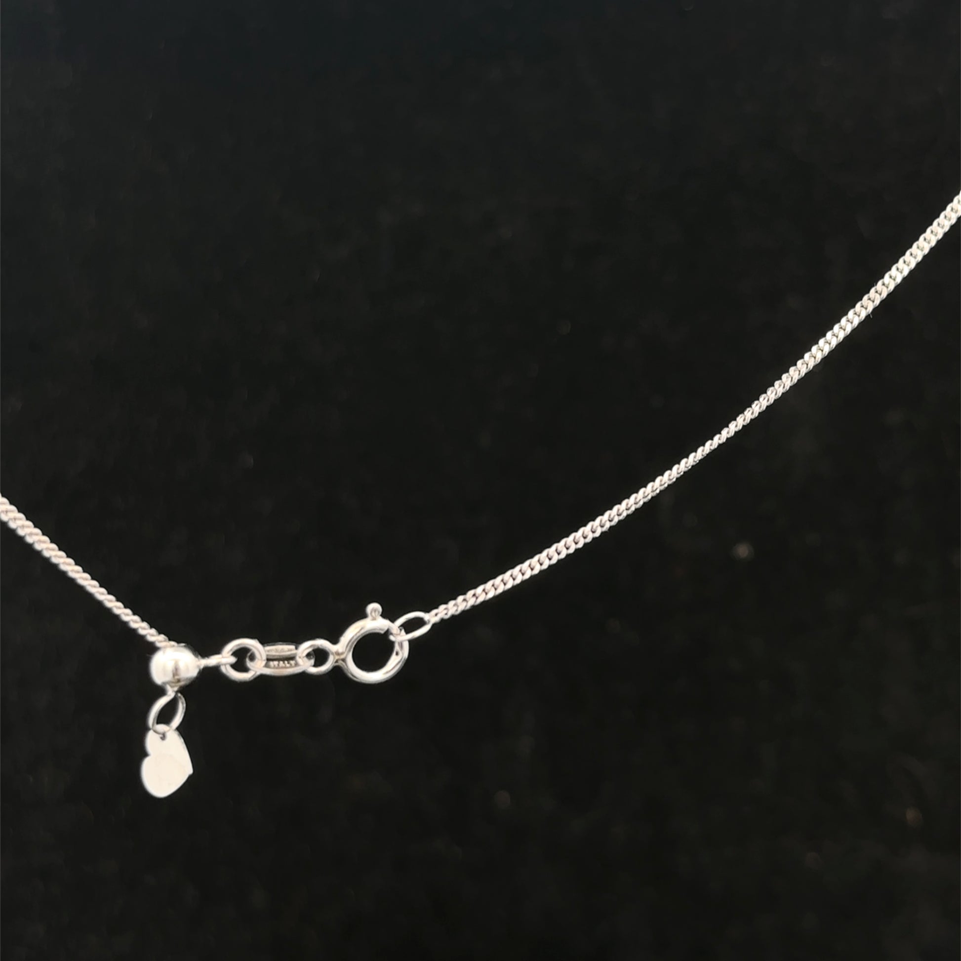 9ct white gold chain weighing 2.7g with a polished finish, featuring a classic link design by Reeves and Sons.