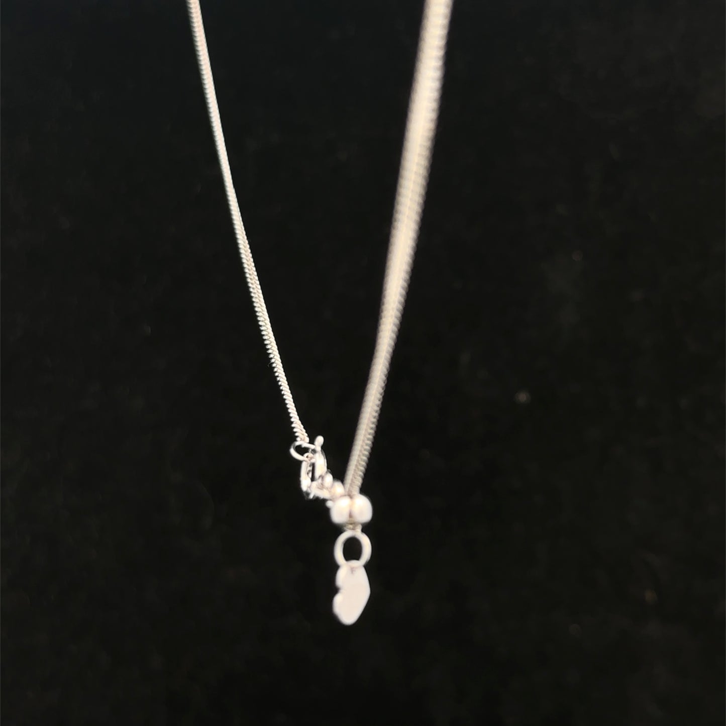 9ct white gold chain weighing 2.7g, featuring a delicate and stylish design from Reeves and Sons.