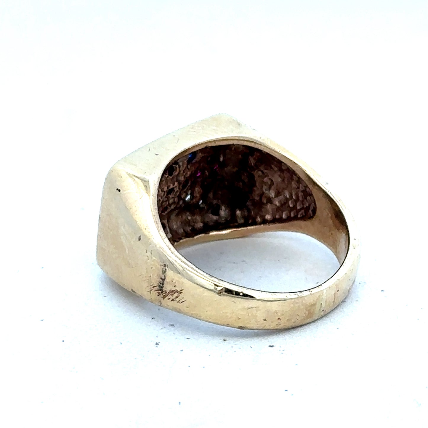 9ct yellow gold signet ring in size Q1/2 with Reeves and Sons logo, showing a polished gold surface and classic design.
