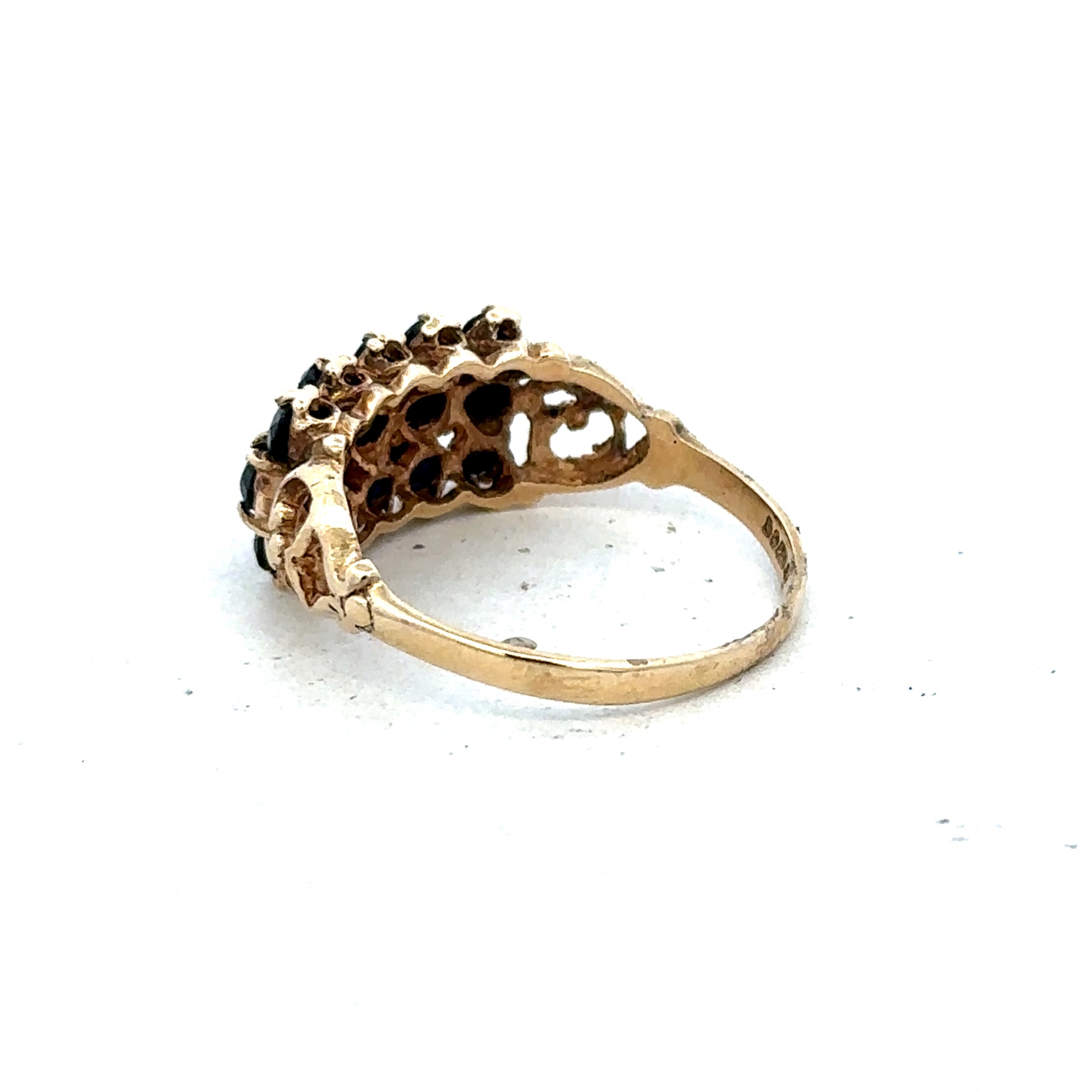9ct yellow gold sapphire ring in size P with a central blue sapphire and gold band, by Reeves and Sons.
