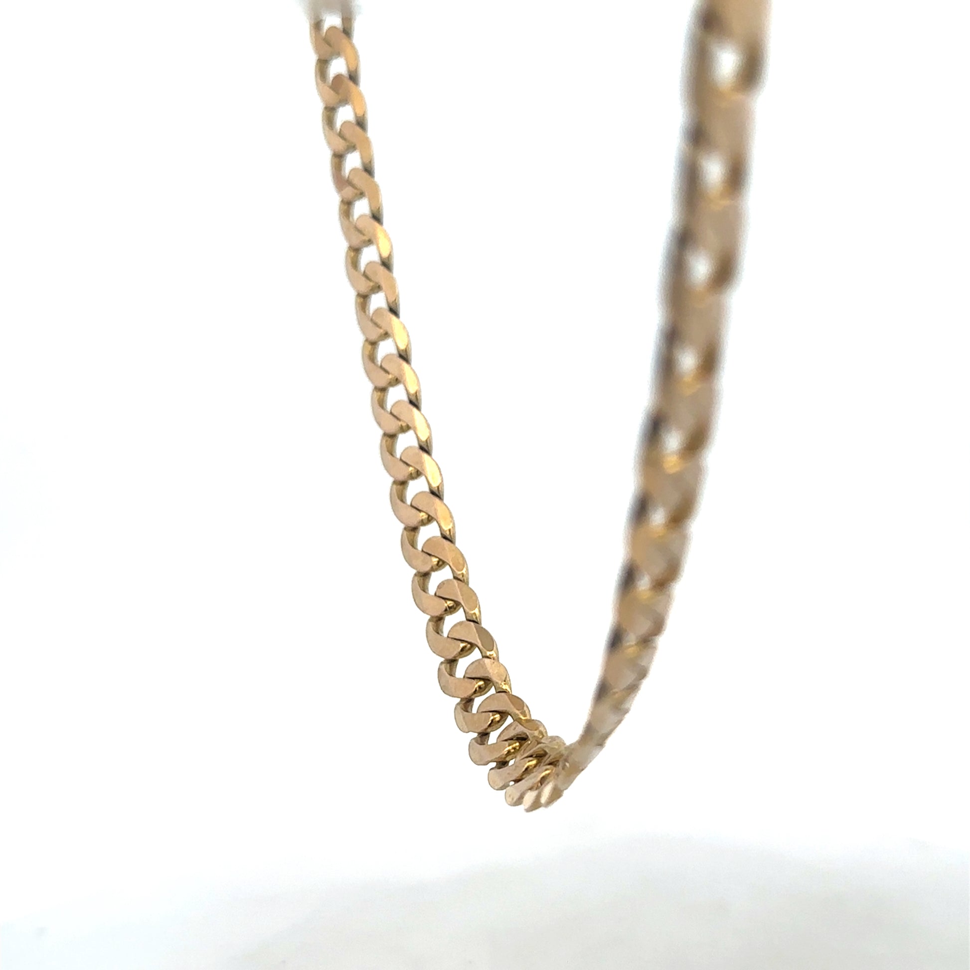 9ct yellow gold curb chain weighing 47.6g, crafted by Reeves and Sons, featuring interlinked oval-style links on a white background.