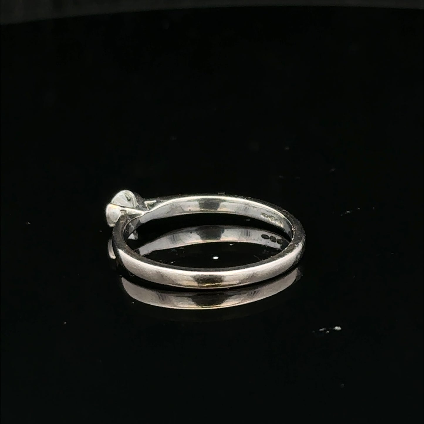 18ct white gold diamond solitaire ring  sh25643l
