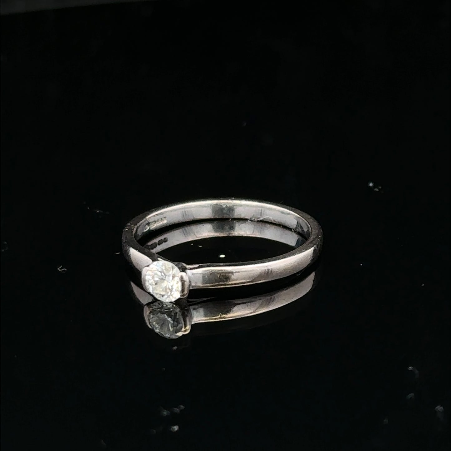 18ct white gold diamond solitaire ring  sh25643l