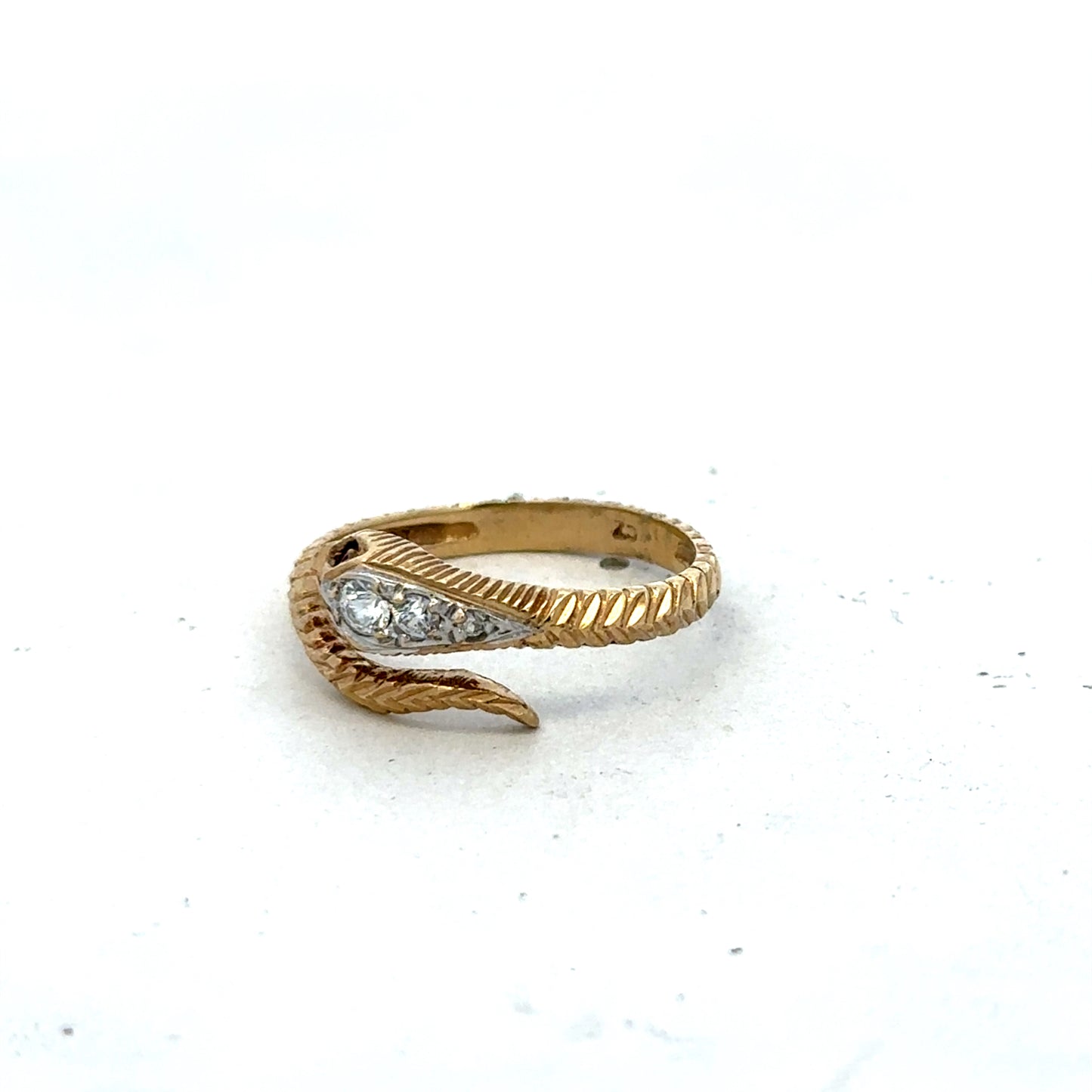 9ct yellow gold snake ring size P (sh27324b)