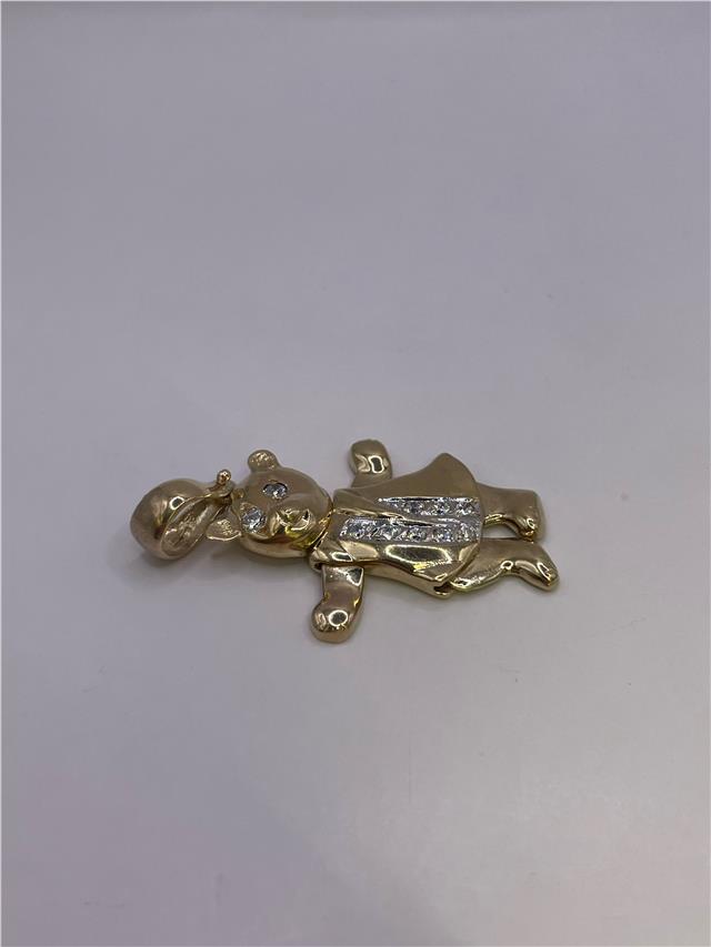 9ct gold pendant weighing 8.9g, featuring a polished, elegant design with a secure bail, on a plain background.