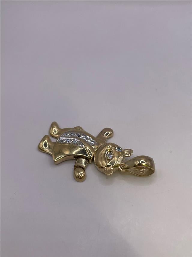 9ct gold pendant weighing 8.9g, elegant jewelry piece with a polished finish, featuring a classic round design.