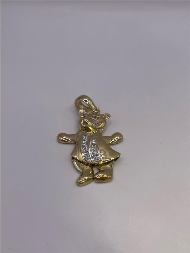 9ct gold pendant weighing 8.9g, featuring an elegant design, displayed on a plain background.