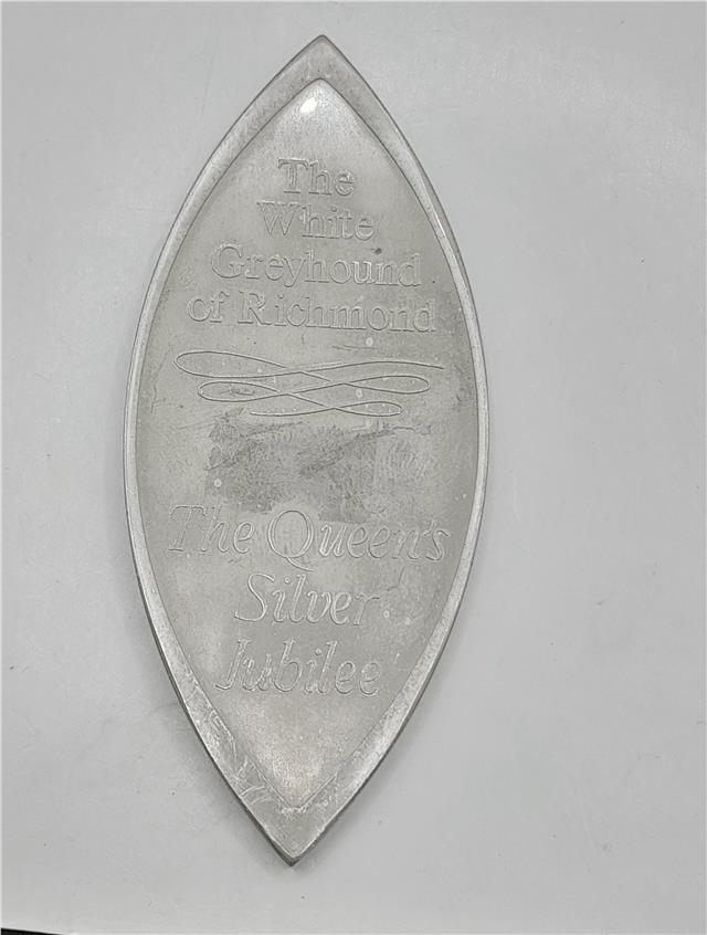 Reeves and Sons Queen's Beasts silver coin ingot with intricate design and silver finish, labeled SH25098L.