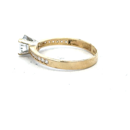 14ct yellow gold ring size O featuring a smooth, polished band with a classic design.