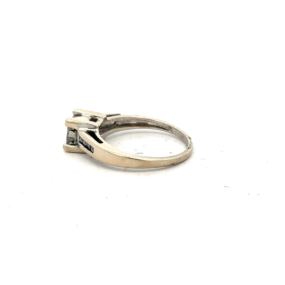 18ct white gold diamond ring with 0.33 carats, size L, featuring a sparkling diamond centerpiece.