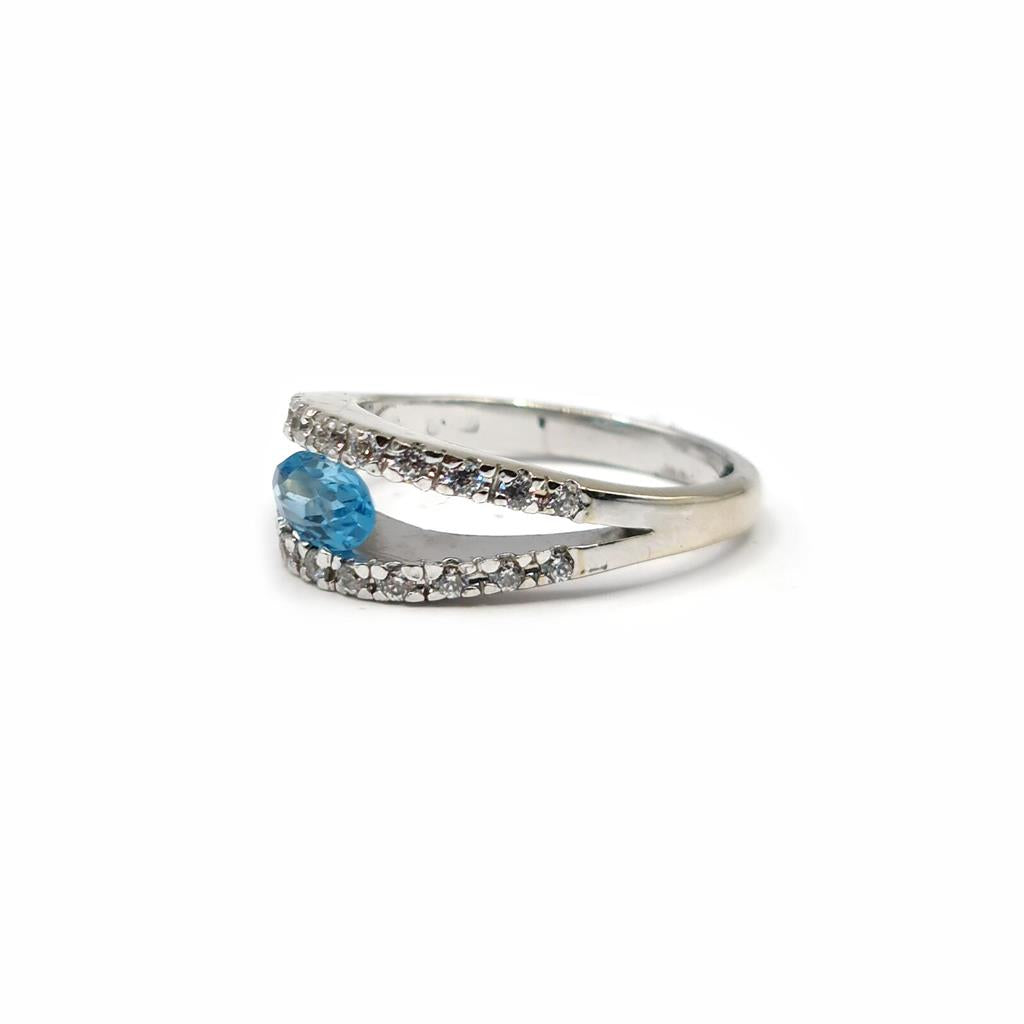 18ct white gold ring featuring a 0.40 carat topaz and 0.45 carat diamond accents, elegant jewelry piece with a polished finish.