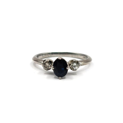 18ct white gold sapphire ring with 0.70 carat and 0.30 carat sapphires, showcasing a elegant jewelry design.