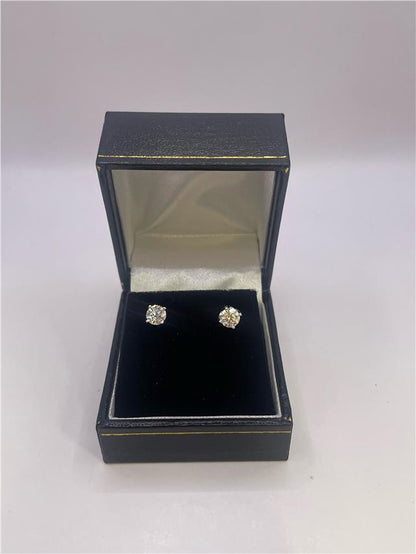 18ct white gold lab diamond earring with 0.9 carats, featuring sparkling diamonds in a classic design.