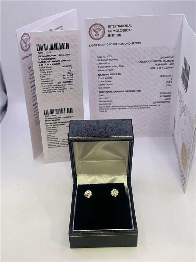 18ct white gold lab diamond earring with 0.9 carats, featuring a sparkling design and elegant craftsmanship.