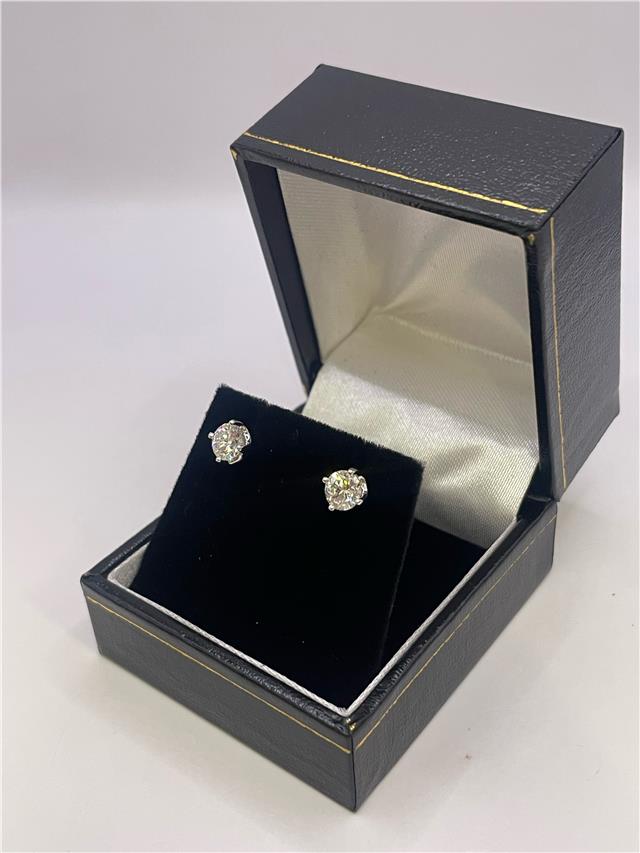 18ct white gold lab diamond earring with 0.9 carats, featuring a sparkling, elegant design.