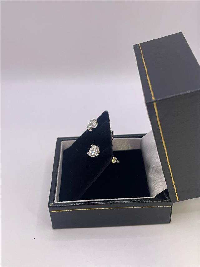 18ct white gold lab diamond earring with 0.9 carats, showcasing a sparkling solitaire design.