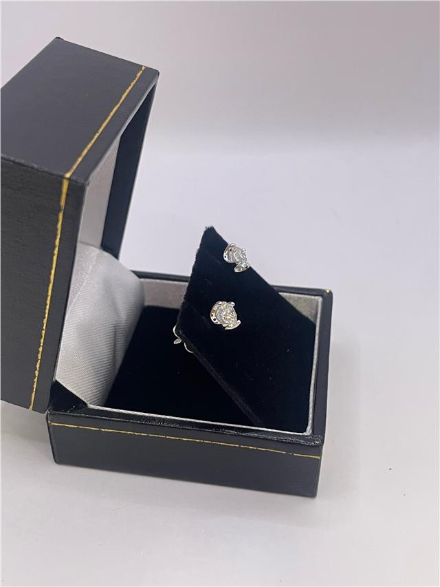 18ct white gold lab diamond earring with 0.9 carat sparkling stone, elegant jewelry piece.