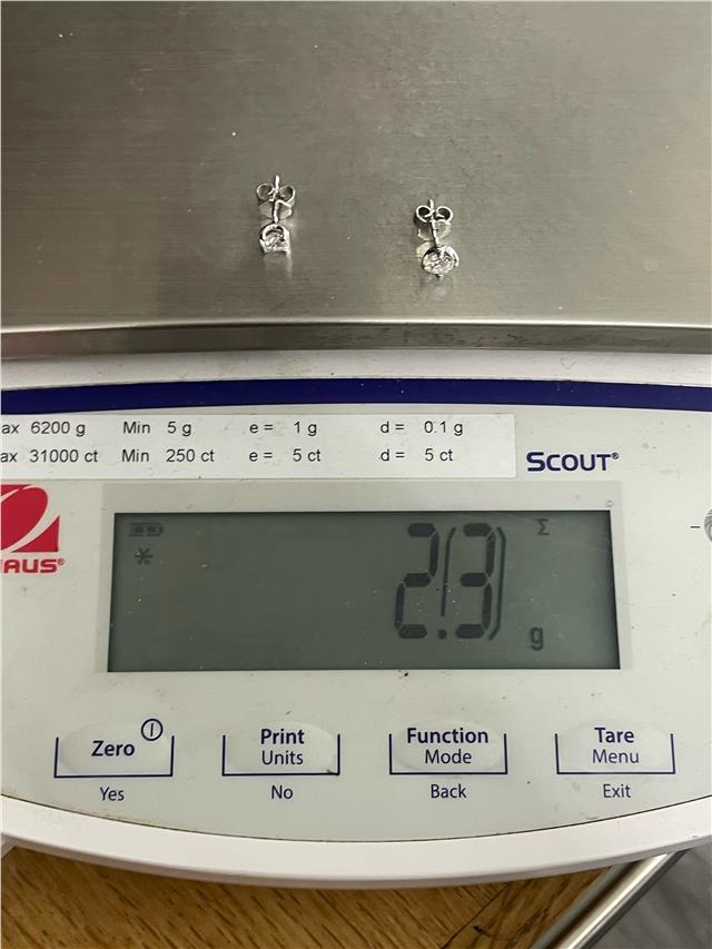 18ct white gold lab diamond earring with 0.9 carats, featuring a sparkling design and elegant craftsmanship.