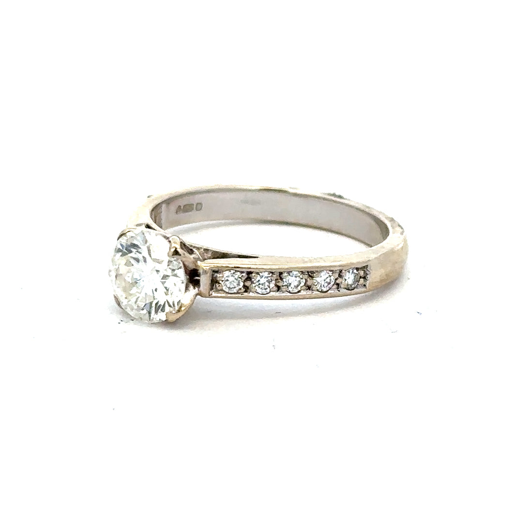 18ct white gold diamond ring with 1.135 carats, color I, clarity SI1, featuring a stunning central diamond design.