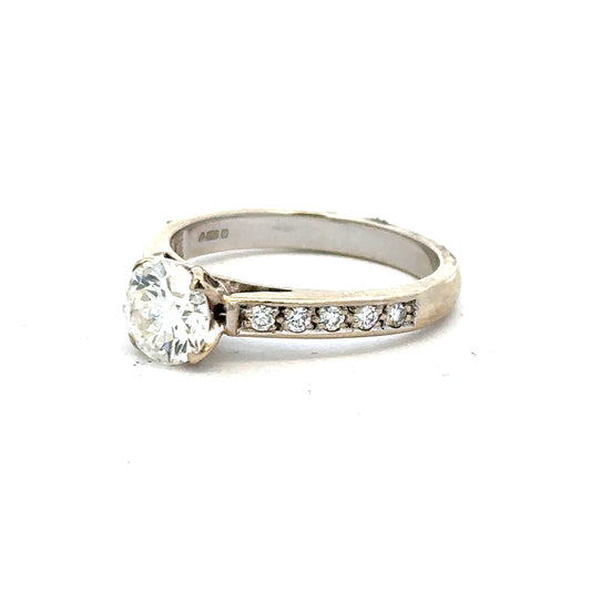 18ct white gold diamond ring with 1.135 carats, color I, clarity SI1, featuring a stunning central diamond design.