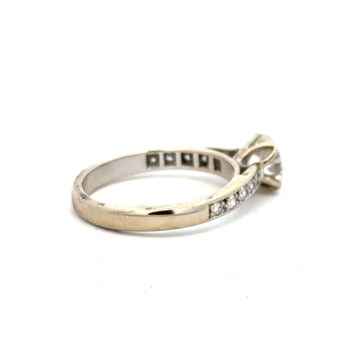 18ct white gold diamond ring with 1.135 carats, color I, clarity SI1, featuring a sparkling central diamond.