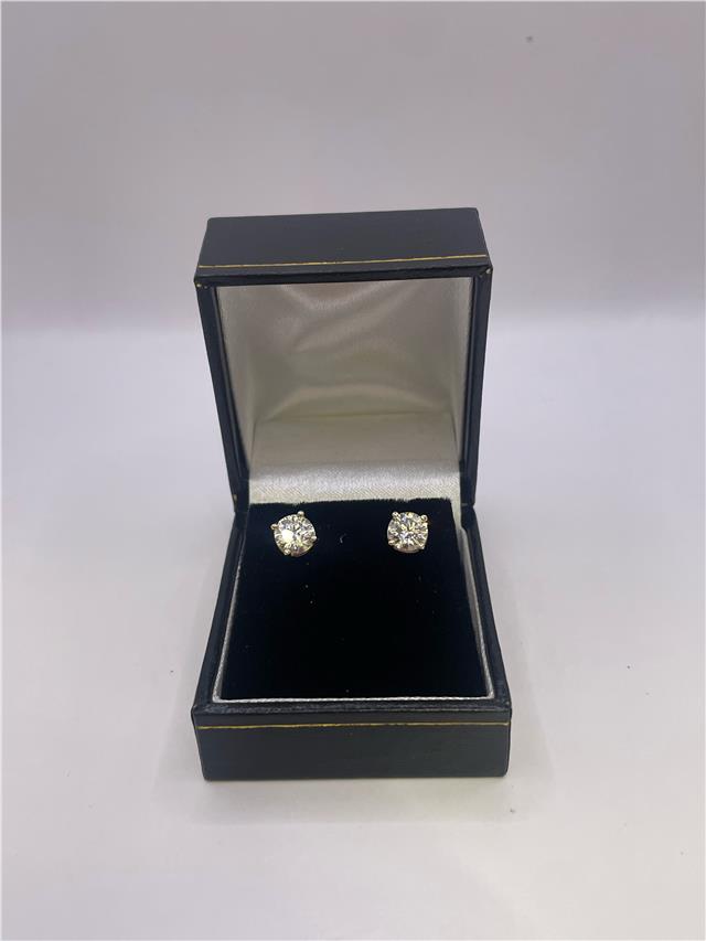18ct white gold lab-created diamond earrings with 1.80 carats, color E, VS1 clarity, IGI certified, elegant jewelry.
