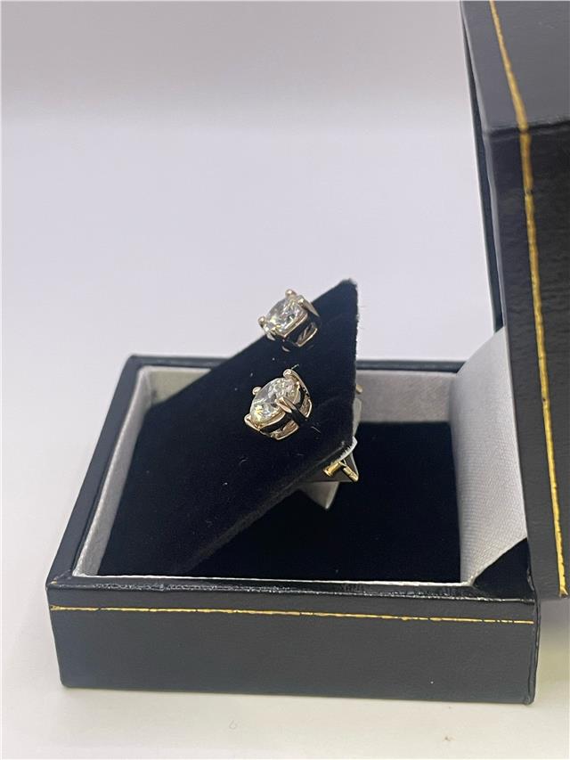 18ct white gold lab-created diamond earrings with 1.80 carats, color E, VS1 clarity, IGI certification, elegant jewelry.