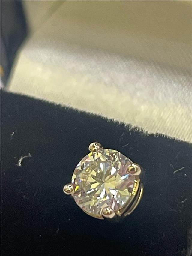 18ct white gold lab-created diamond earrings with 1.80 carats, color E, VS1 clarity, IGI certification, elegant and sparkling.