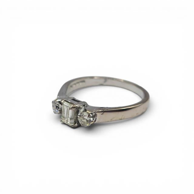 18ct white gold ring with three sparkling diamonds, featuring a sleek design and elegant craftsmanship.
