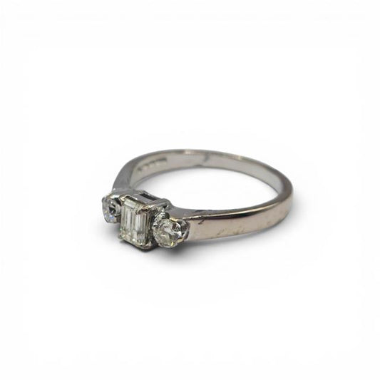 18ct white gold ring with three sparkling diamonds, featuring a sleek design and elegant craftsmanship.
