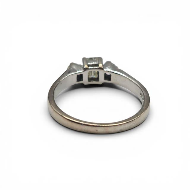 18ct white gold ring with three diamonds, showcasing elegant design and sparkling gemstones.