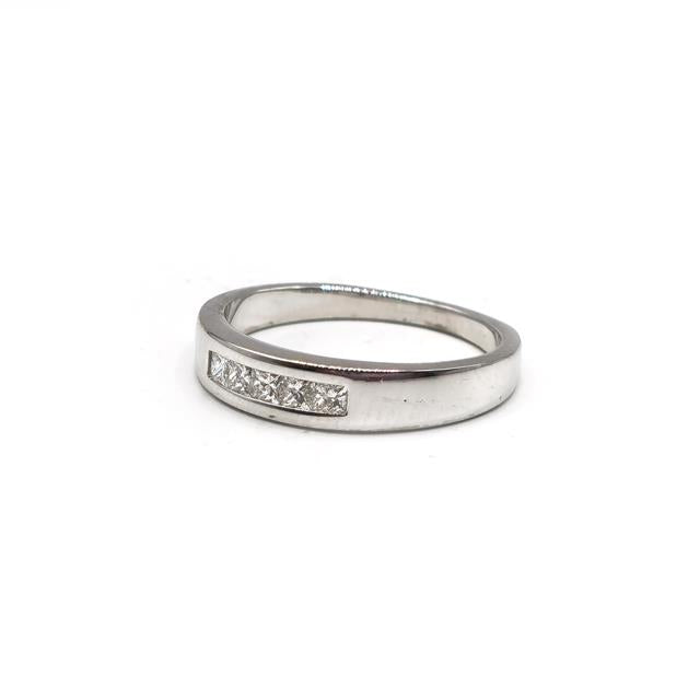 18ct white gold diamond ring with a sparkling central diamond, elegant design, unbranded jewelry for special occasions.