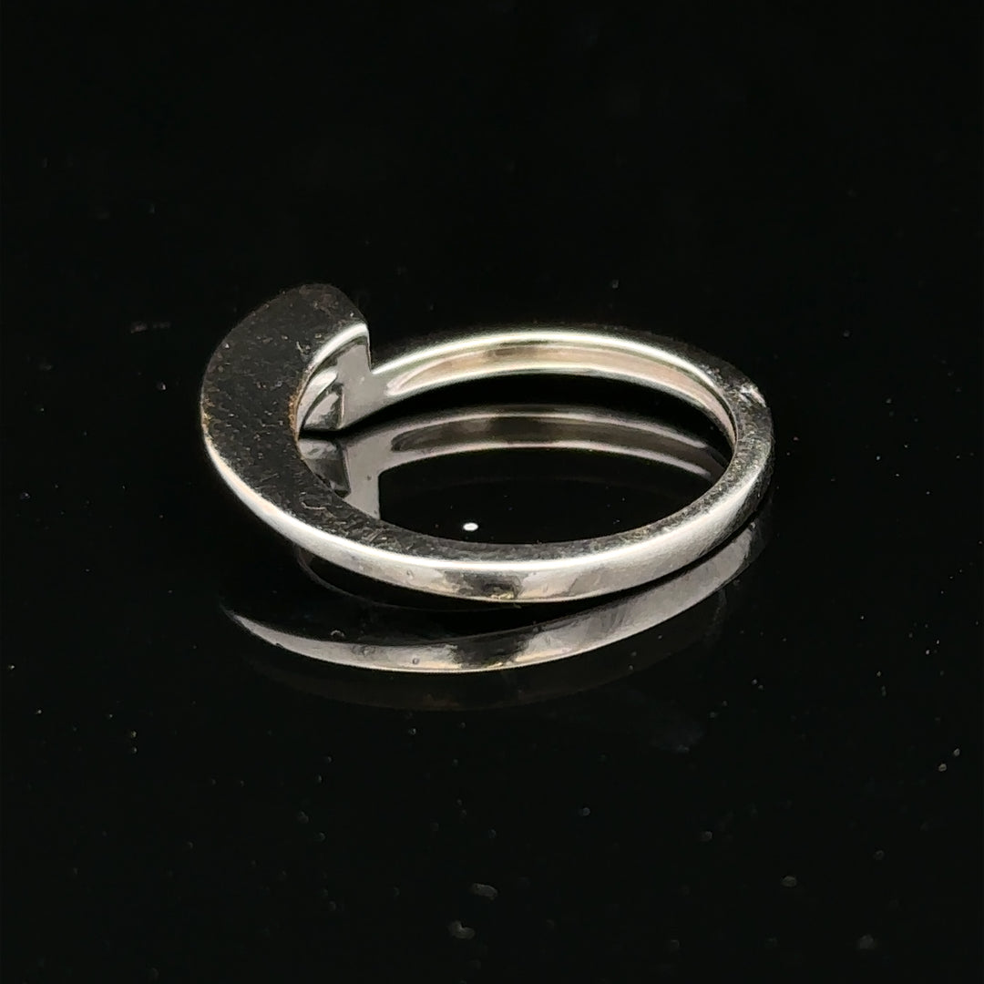 18ct white gold diamond ring size K1/2, elegant jewelry with sparkling diamonds and a sleek design.