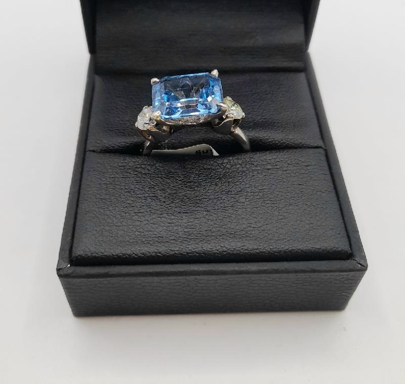 18ct white gold diamond ring in size M with sparkling diamonds, unbranded jewelry for elegant style.