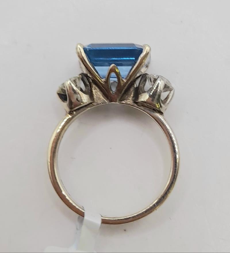 18ct white gold diamond ring in size M with sparkling diamonds, showcasing elegant jewelry design.