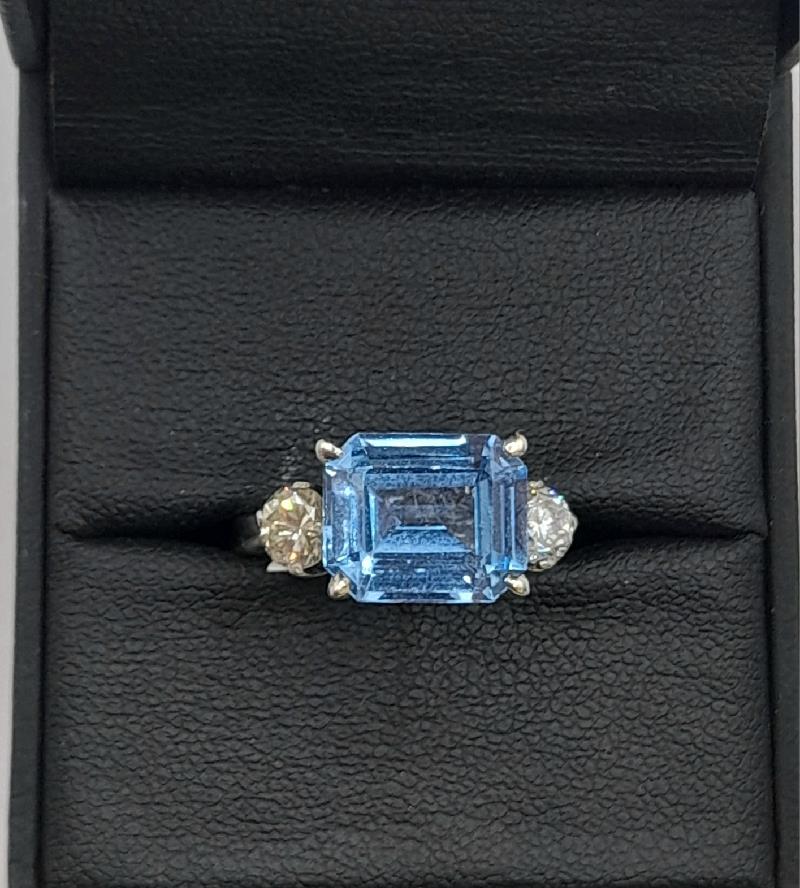 18ct white gold diamond ring in size M with sparkling diamonds, elegant jewelry piece featuring unbranded craftsmanship.