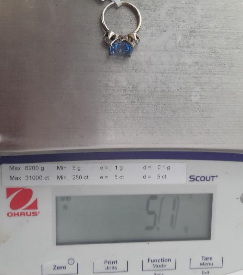 18ct white gold diamond ring in size M with sparkling diamonds, elegant jewelry piece, unbranded.