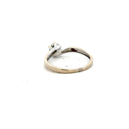 18ct white gold diamond ring in size N, featuring a sparkling diamond centerpiece and elegant design.