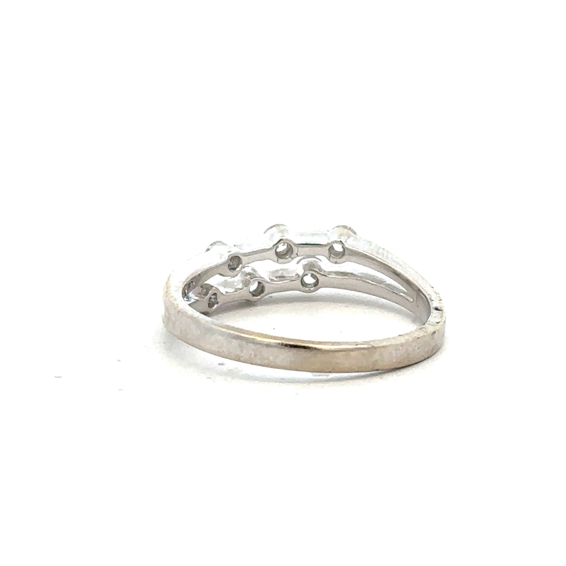 18ct white gold diamond ring in size O with sparkling diamonds, showcasing elegant craftsmanship and luxurious design.
