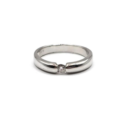 18ct white gold diamond ring featuring a single sparkling diamond, showcasing elegant and timeless jewelry design.