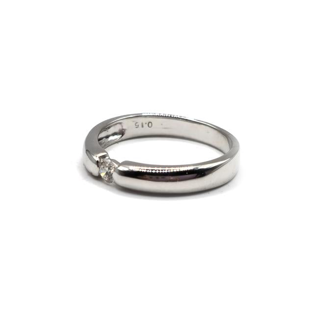18ct white gold single diamond ring with a sparkling solitaire diamond, elegant and classic jewelry piece.