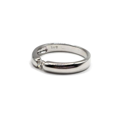 18ct white gold single diamond ring with a sparkling solitaire diamond, elegant and classic jewelry piece.