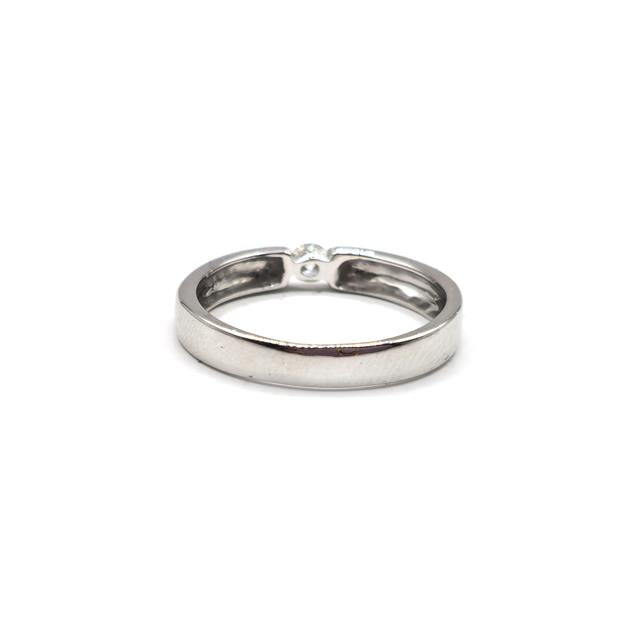 18ct white gold single diamond ring featuring a sparkling solitaire diamond, elegant and timeless jewelry piece.
