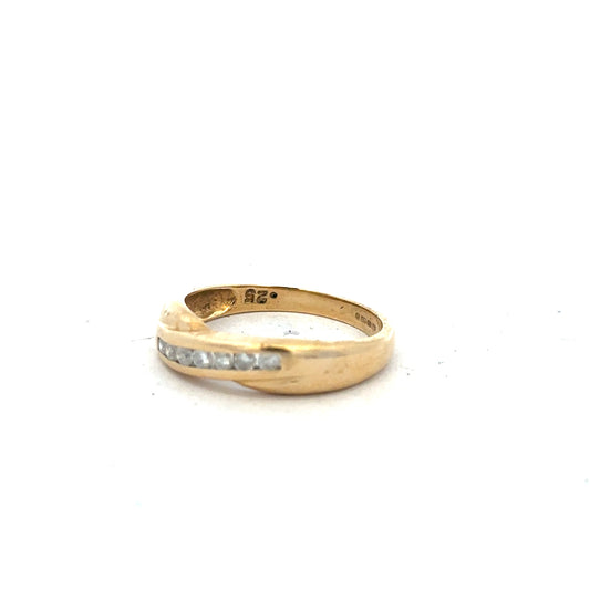 18ct yellow gold diamond ring with 1/4 carat diamond, size Q, featuring a classic design and unbranded craftsmanship.