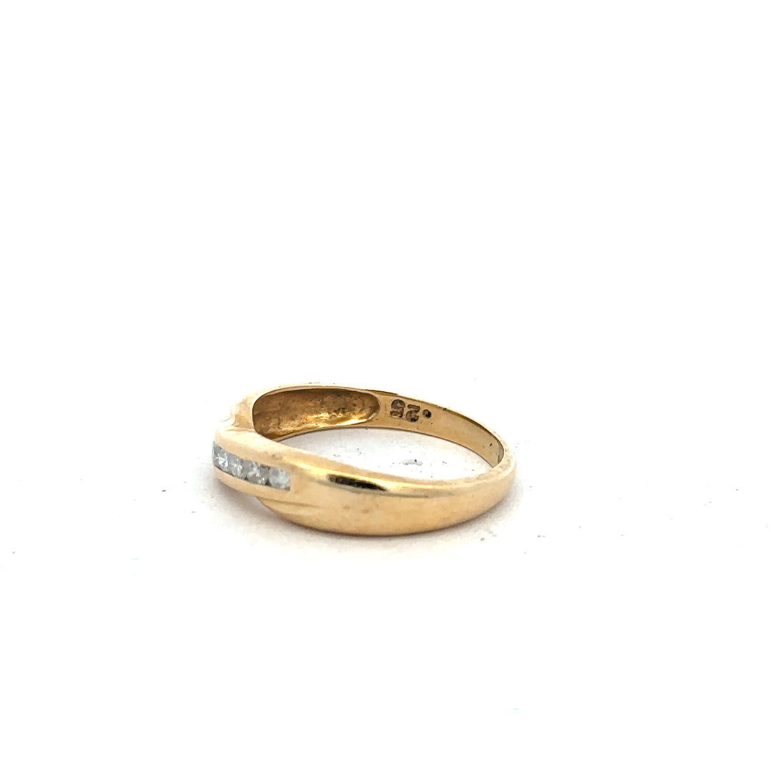 18ct yellow gold diamond ring with 1/4 carat diamond, size Q, showcasing a elegant design and sparkling gemstone.