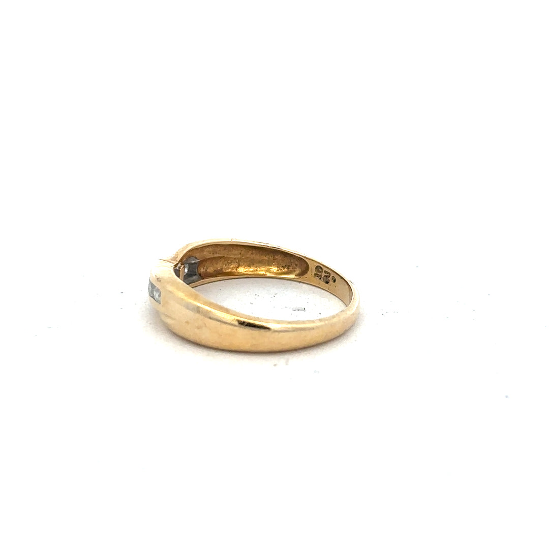 18ct yellow gold ring with 1/4 carat diamond, size Q, featuring a simple and elegant design.